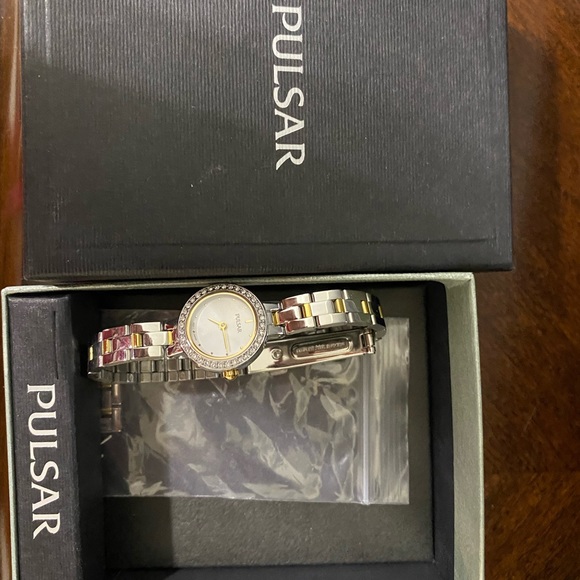 Pulsar Silver and Gold Womens Watch - Picture 4 of 4